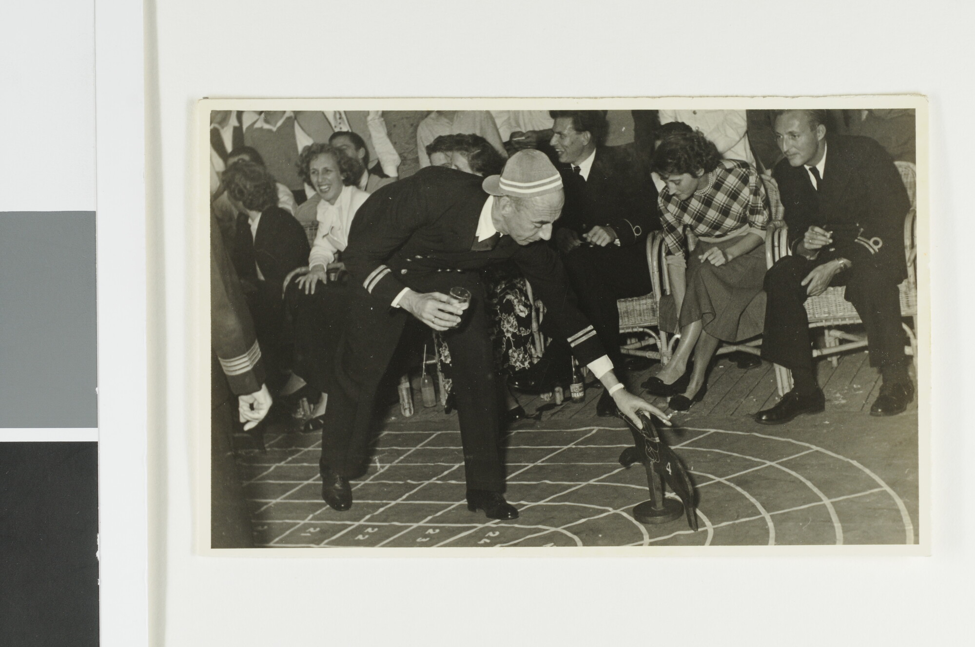 S.5548(108)25; Fotos van marconist J.D. van Schooten tijdens het spelen van een spelletje [...]; fotoreportage