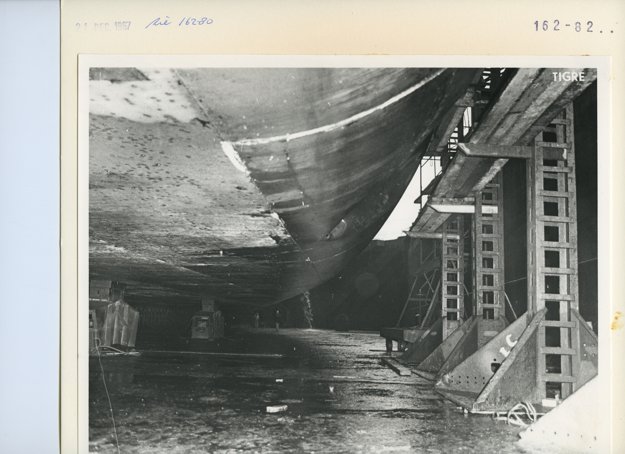 S.5444(4828)3; Foto van de aanvaringsschade aan de Tigre; foto