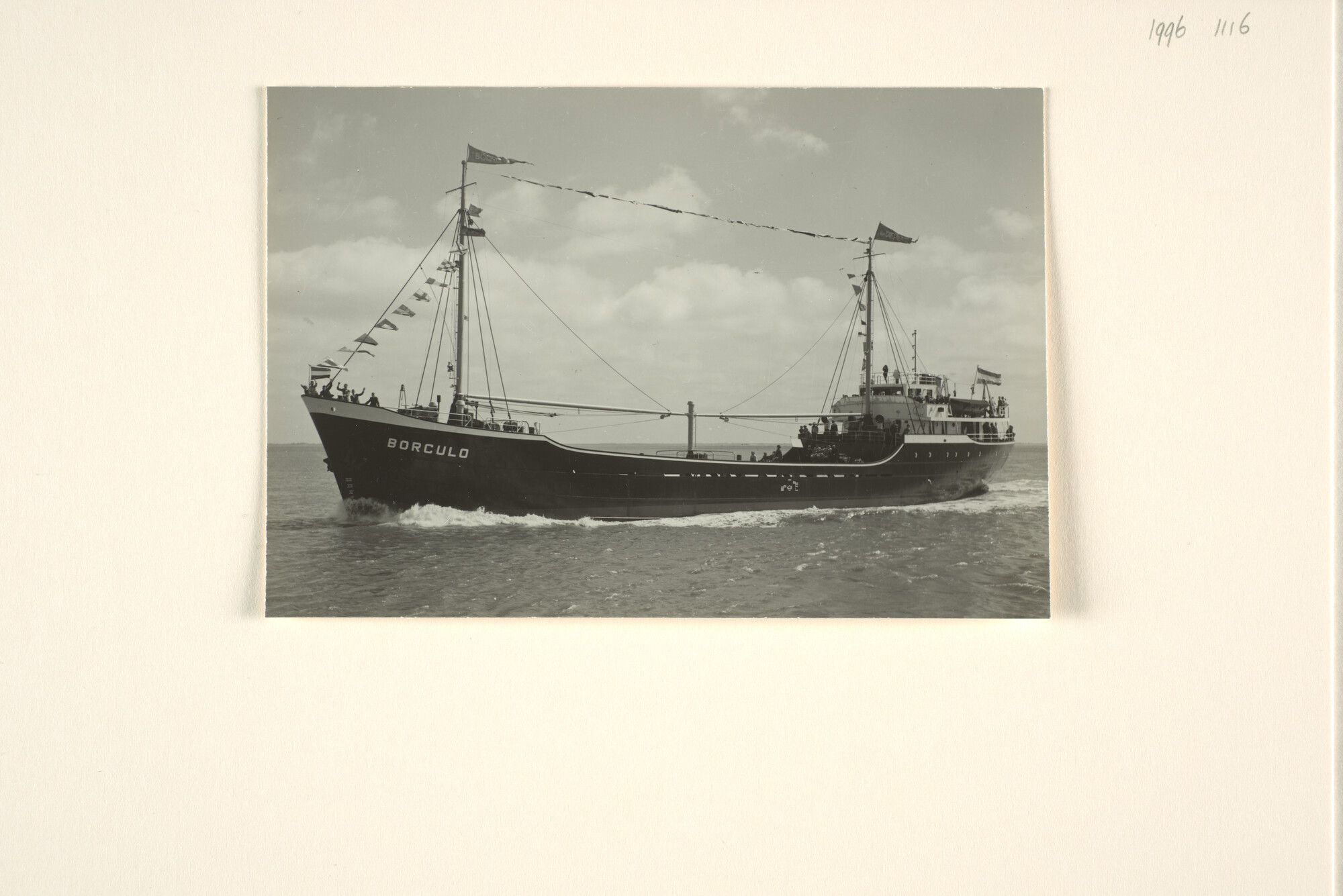 1996.1116; De coaster ms. 'Borculo' van de NV Stoomvaart Maatschappij Noordzee gezien op zee; foto