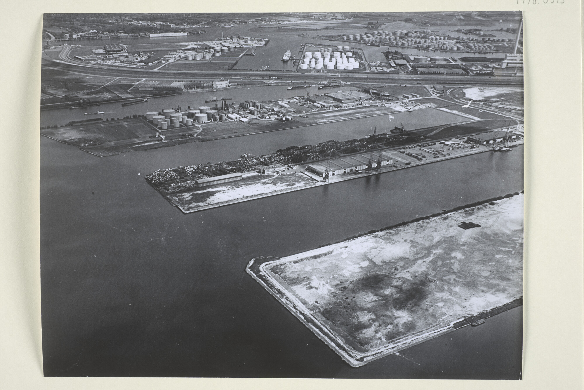 1998.0315; Luchtfotos van Het Westelijk Havengebied met gezicht op de Suezhaven [...]; fotoreportage