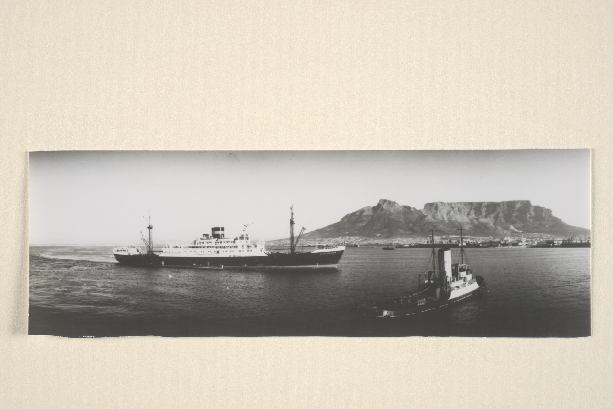 1995.5613; Aankomst van het vracht-passagiersschip ms. 'Oranjefontein' bij Kaapstad; foto