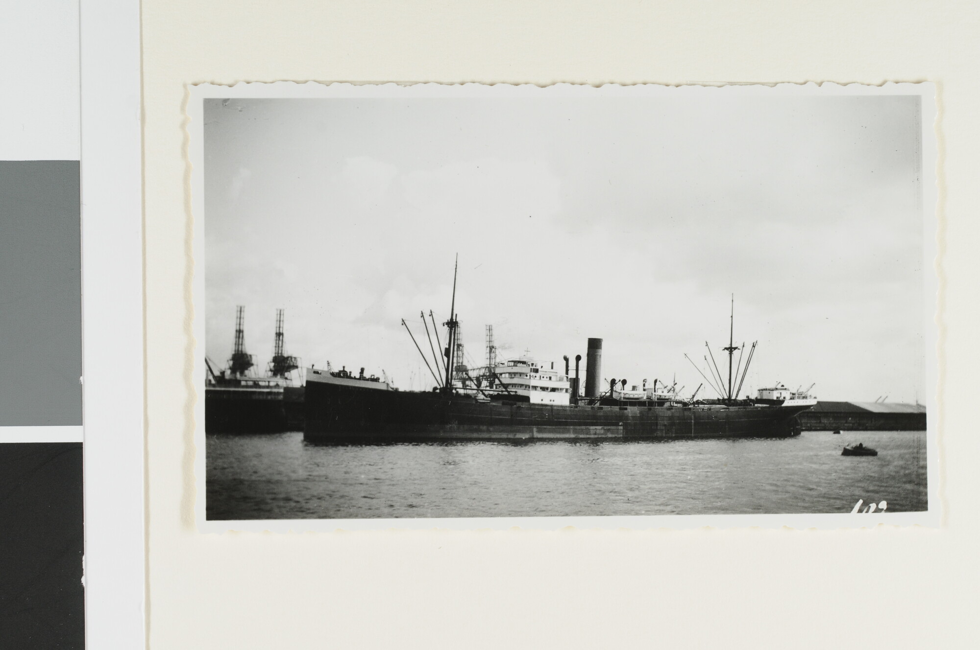 S.4380(04)416; Het vrachtschip ss. 'Salabanka' in de haven van Amsterdam; foto