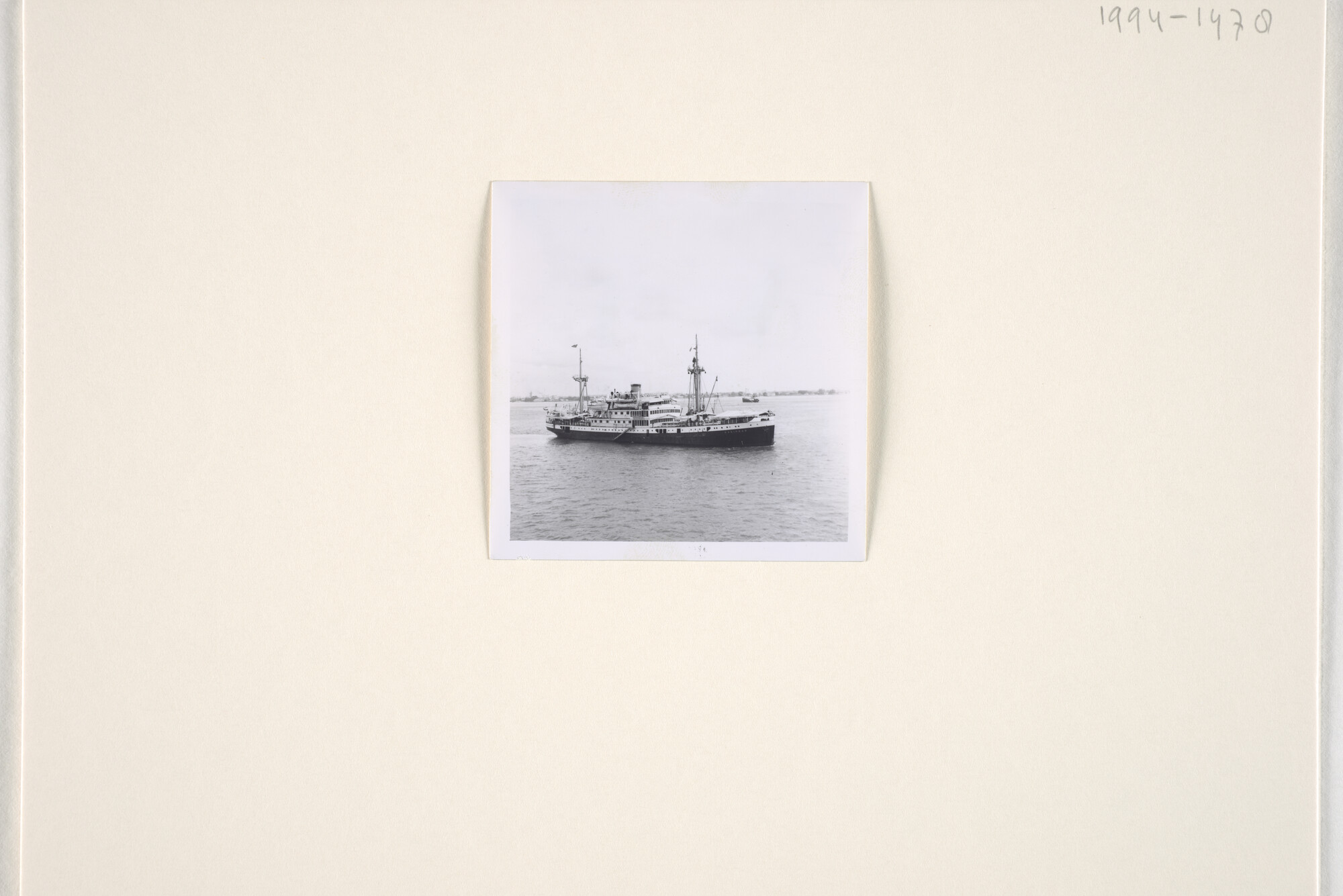 1994.1478; Het ms. 'Kasimbar' bij vertrek uit Singapore naar Indonesië; foto