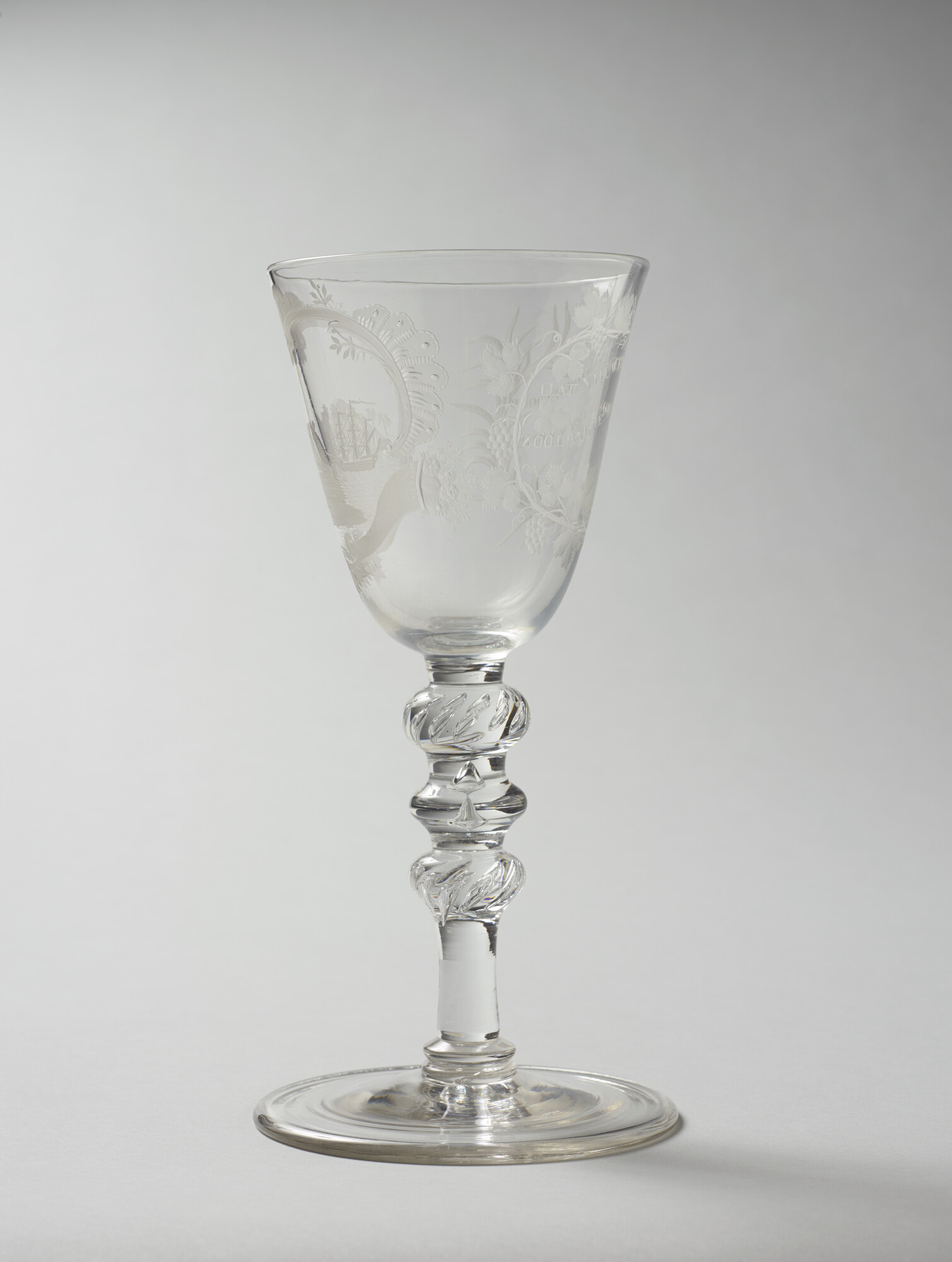 2021.0477; Gelegenheidsglas met een gegraveerde voorstelling van een plantage; gelegenheidsglas