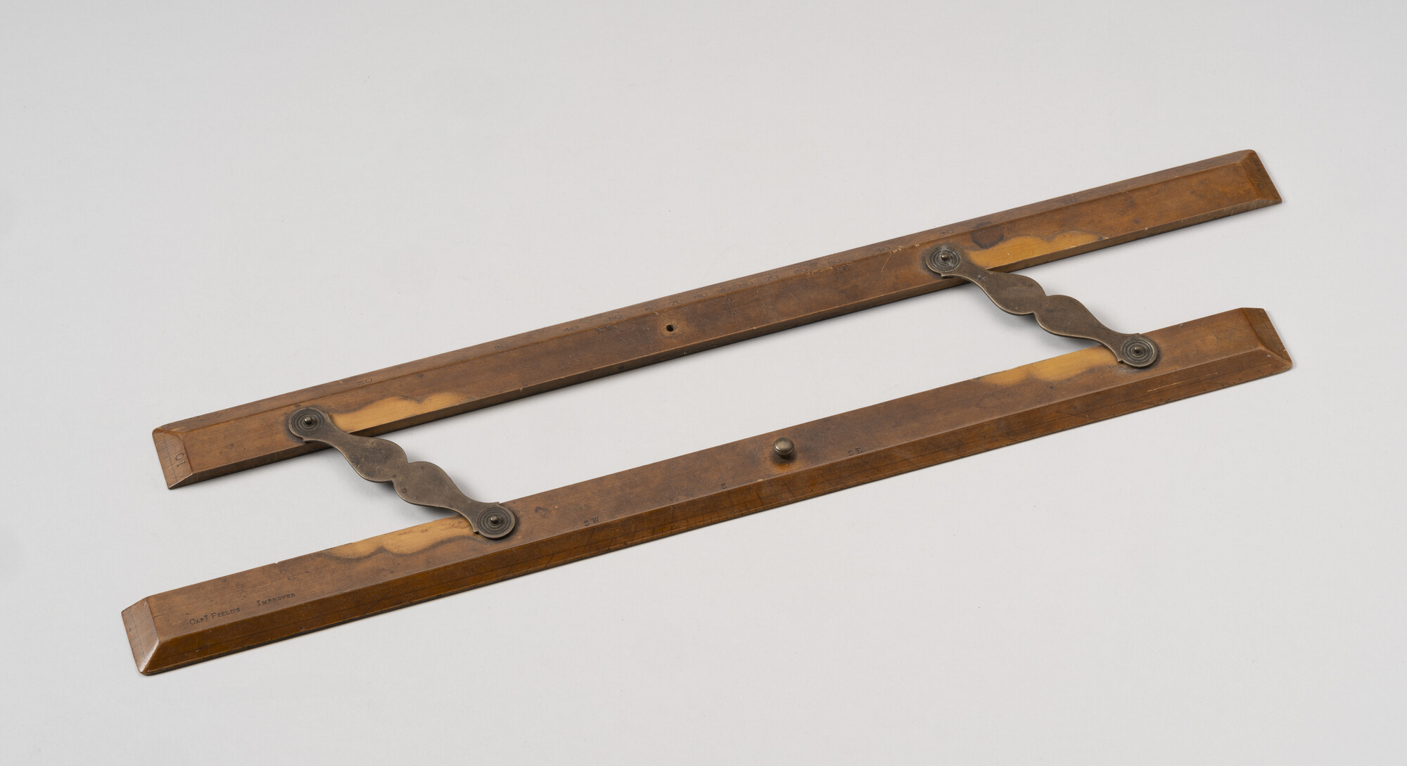 2005.2575; Houten parallelliniaal; liniaal (geleidingsgereedschap)