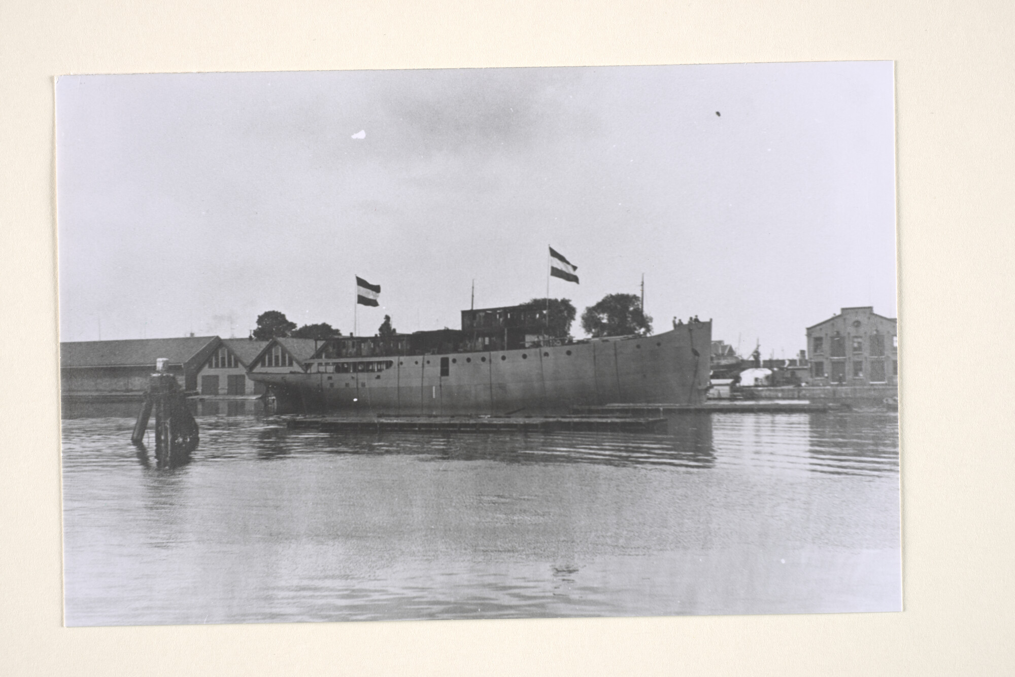 1995.1606; Het gouvernementsvaartuig 'Bellatrix' vlak na de tewaterlating op de Rijkswerf te Amsterdam; foto