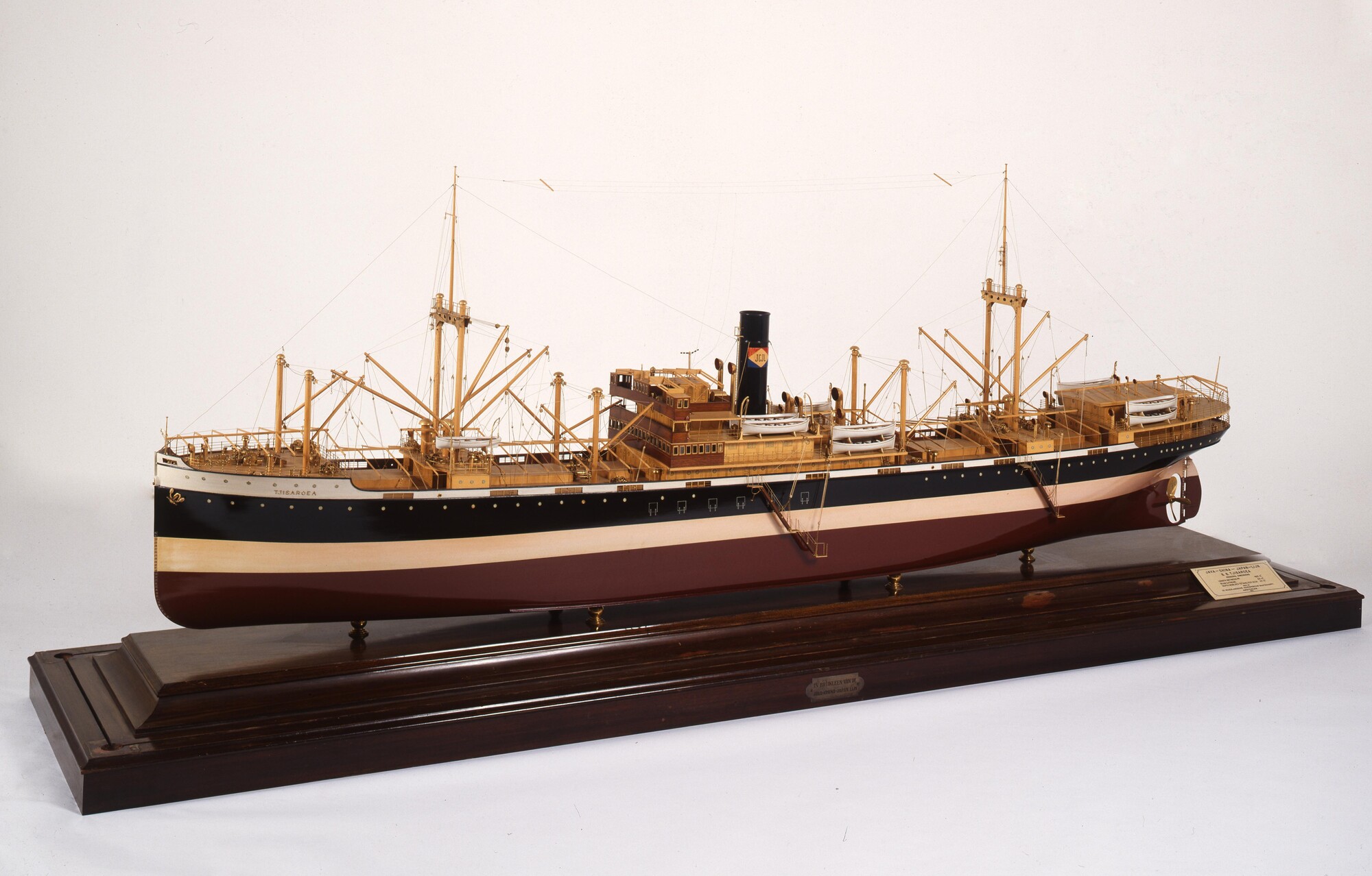 1991.0255; Model van het ss. Tjisaroea; scheepsmodel