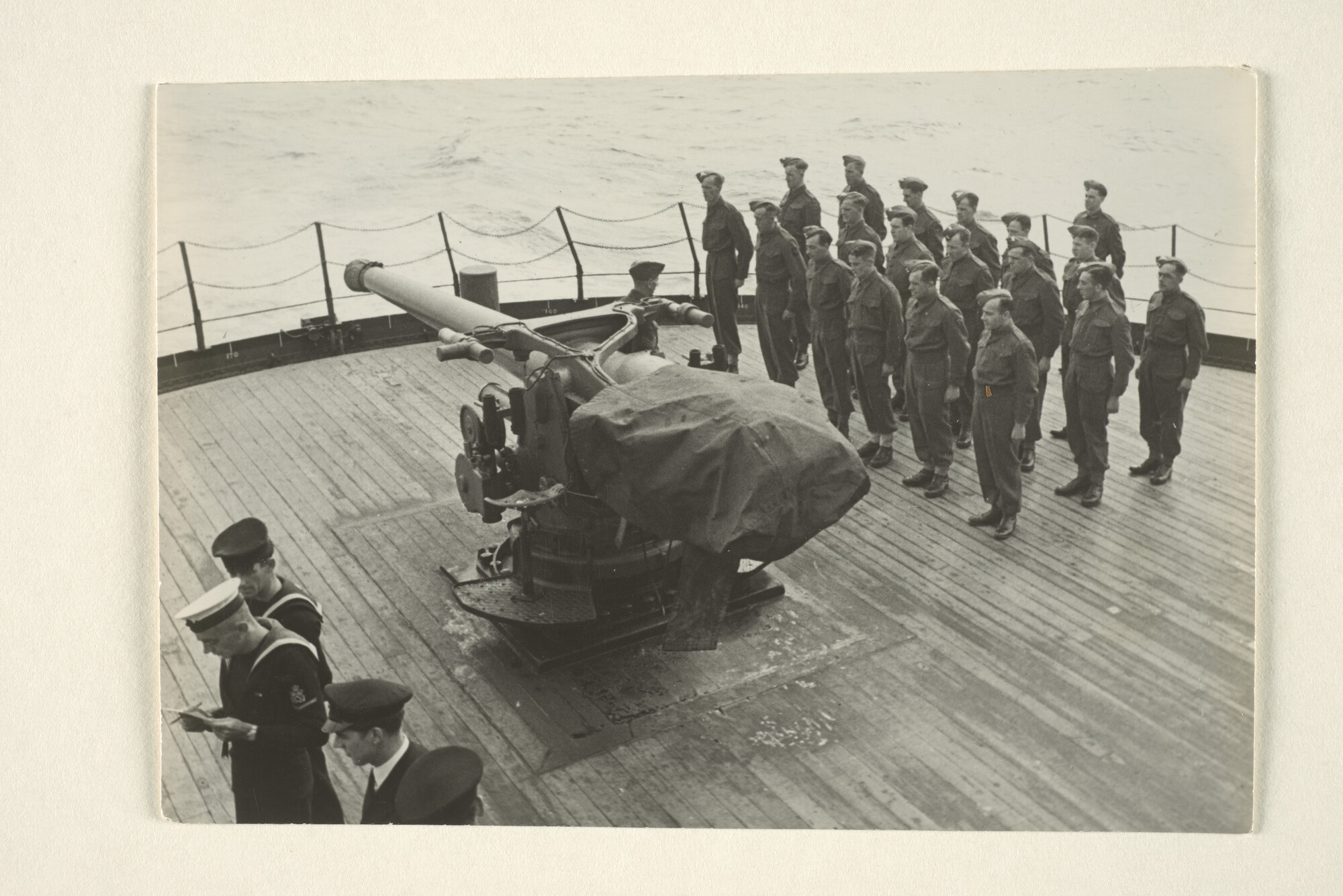 1997.1330; Het zondag-ochtend-appel van de Britse 'gunners' op het achterdek van het ss. 'Nieuw Amsterdam' van de Holland-Amerika Lijn, februari 1941; foto