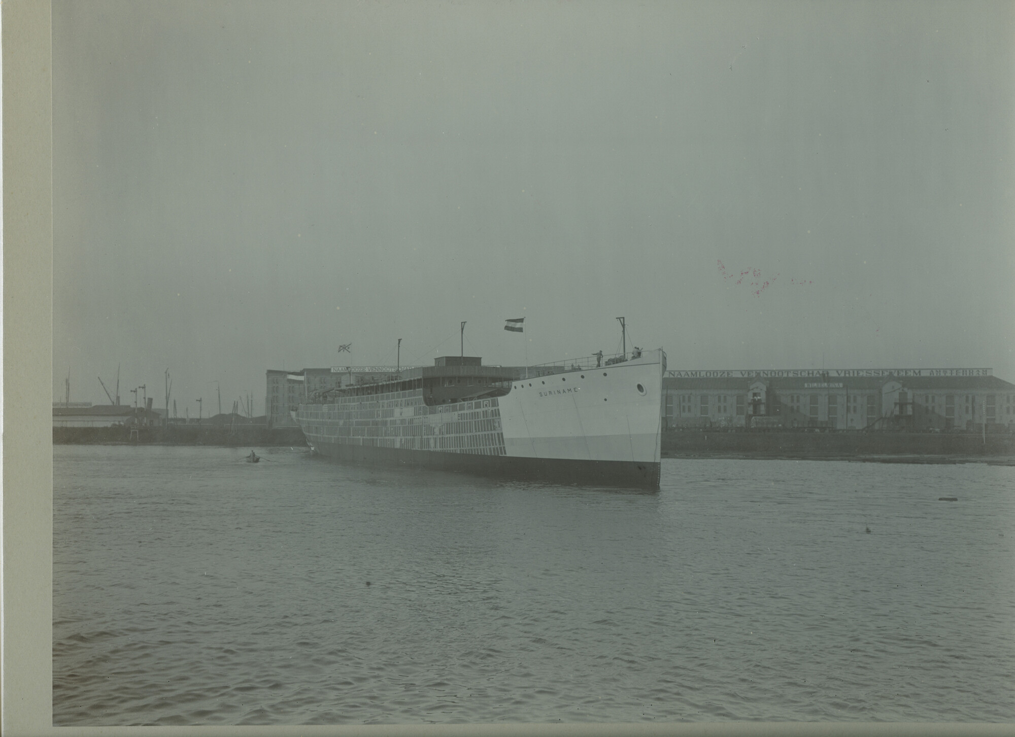 S.5444(0215)3; Foto van de tewaterlating van het vrachtschip ss. Suriname van de KWIM; foto