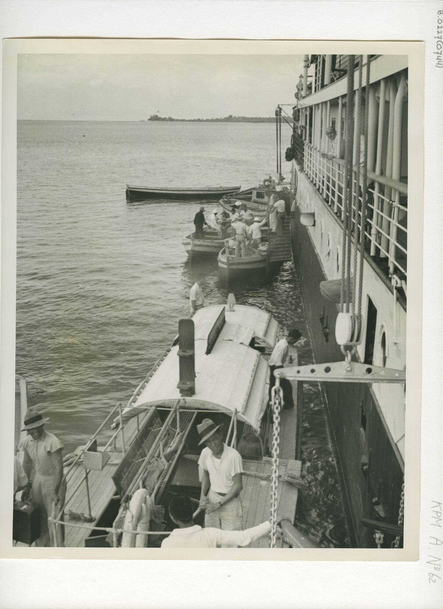 B.0227(0744); Lichters en een passagierstender langszij een Koninklijke Paketvaart [...]; foto