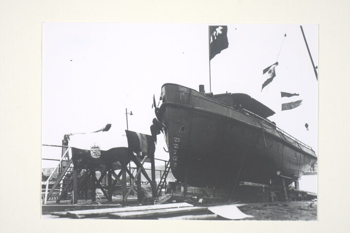 S.5219(12)0002; De stoomsleepboot Antoinette W. Goedkoop in aanbouw op de helling van de [...]; foto