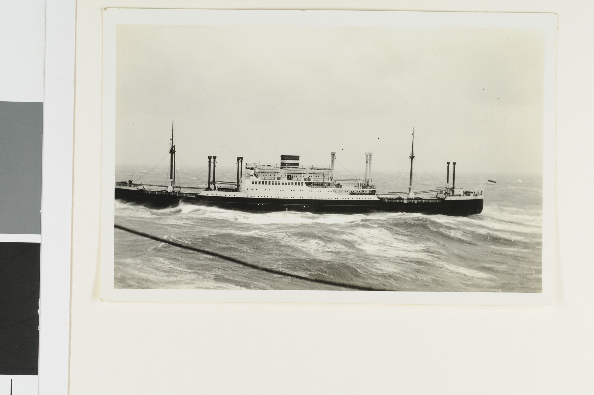 S.5548(061); Het vracht- en passagiersschip ms. 'Westerdam' van de Holland-Amerika Lijn tijdens storm op zee; foto