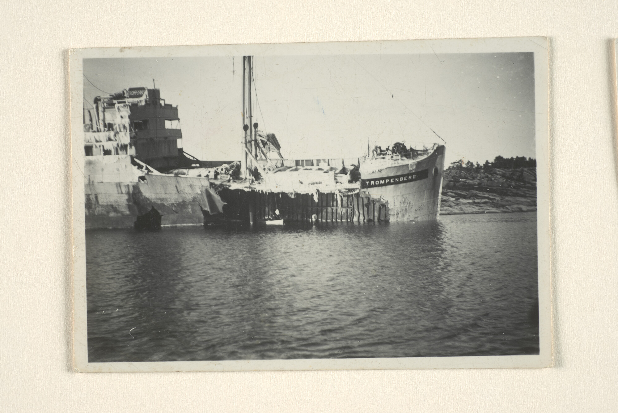 1996.0540; Foto's van het wrak van het vrachtschip ss. 'Trompenberg' van de Stoomboot Maatschappij Hillegersberg [...]; fotoreportage