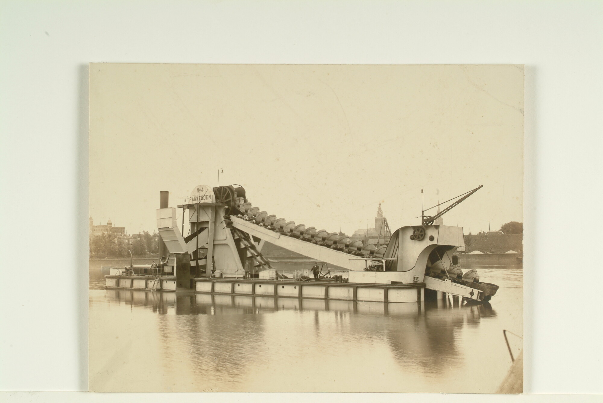 S.7166(26); De emmerbaggermolen nummer 4 / Pannerden bij de scheepswerf 'Het Jacht'; foto