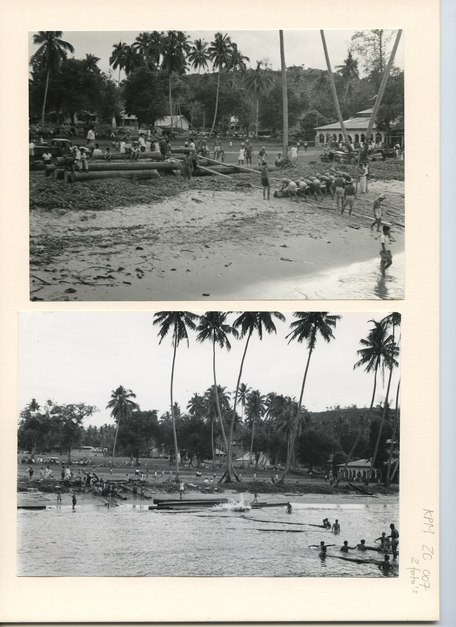 B.0227(1631)04; Foto van het lossen van tropisch hout uit ms. Kasimbar op het strand te Goenoeng; foto