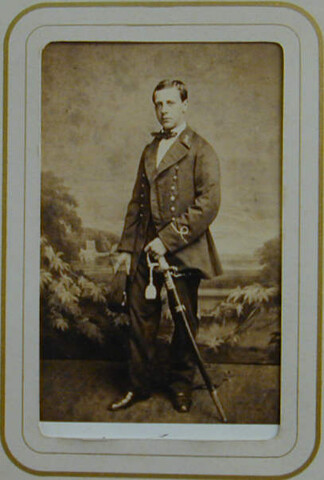 S.0576(01)208; Portretfoto van adelborst der eerste klasse G.J. Fisscher (1843-1899); foto