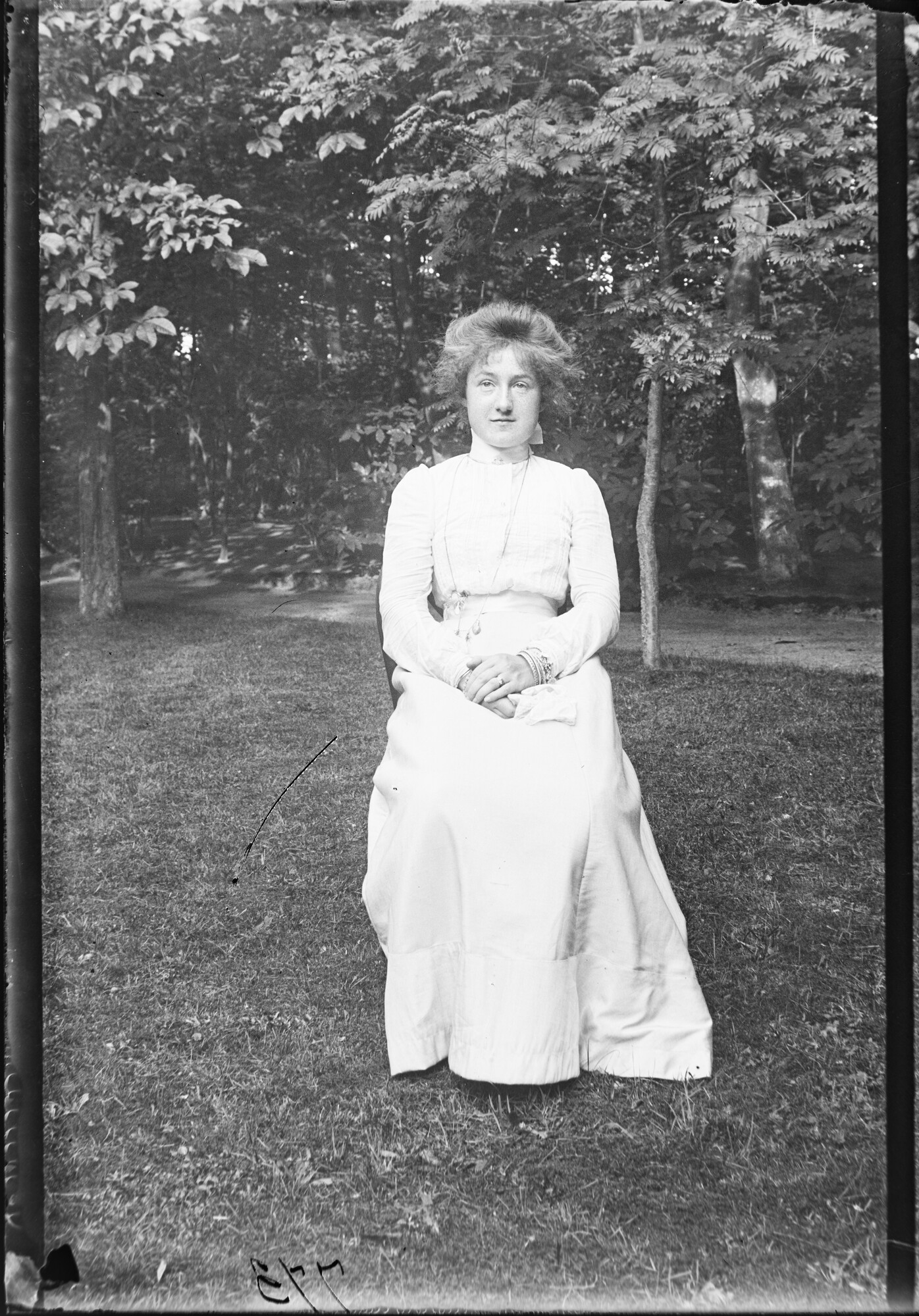 S.1156(06)397; Portret van Maria Meursing (1885) oudste dochter van Jan Frederick en Anthonia Korthals Altes, zittend in de tuin; negatief