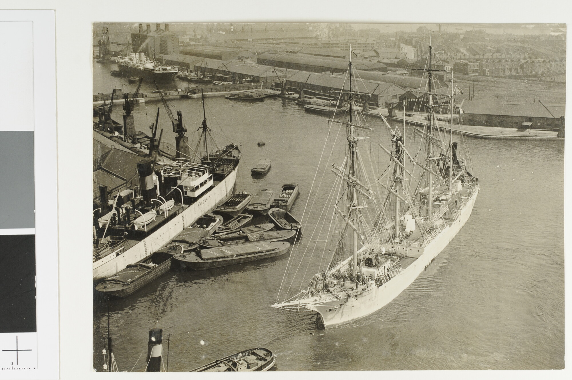 S.6408(1101); Luchtfoto van de aankomst de Zweedse 4-mast bark Abraham Ryberg (ex- [...]; foto