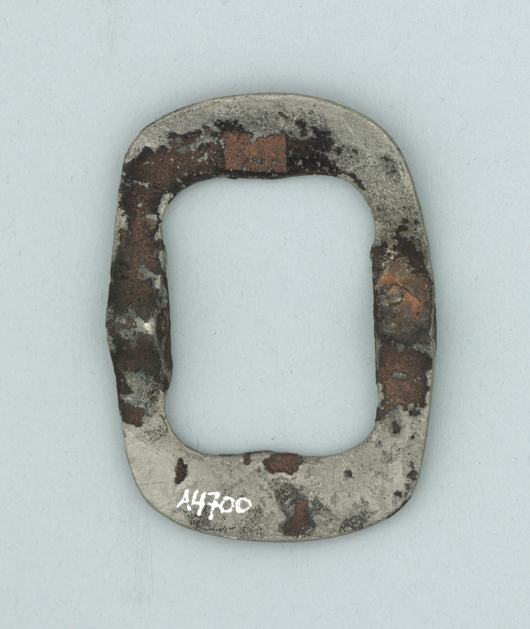 A.4700; Schoengesp van tin; gesp (bevestigingsmiddel)