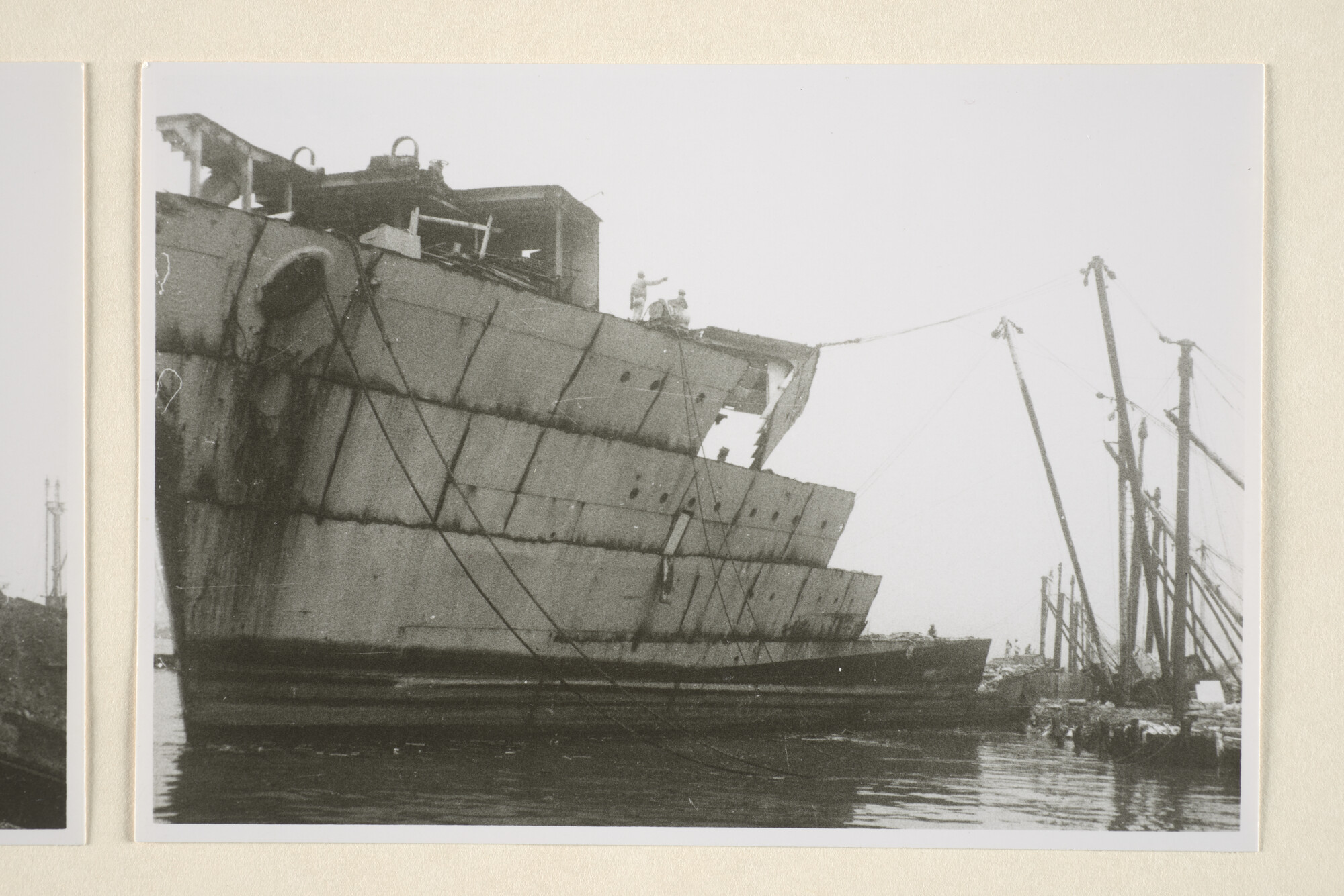 1995.5850; Reproductiefoto's van de sloop van het ss. 'Nieuw Amsterdam' van de HAL op de sloopwerf van Nan Fong Steel Enterprise Ltd; fotoreportage