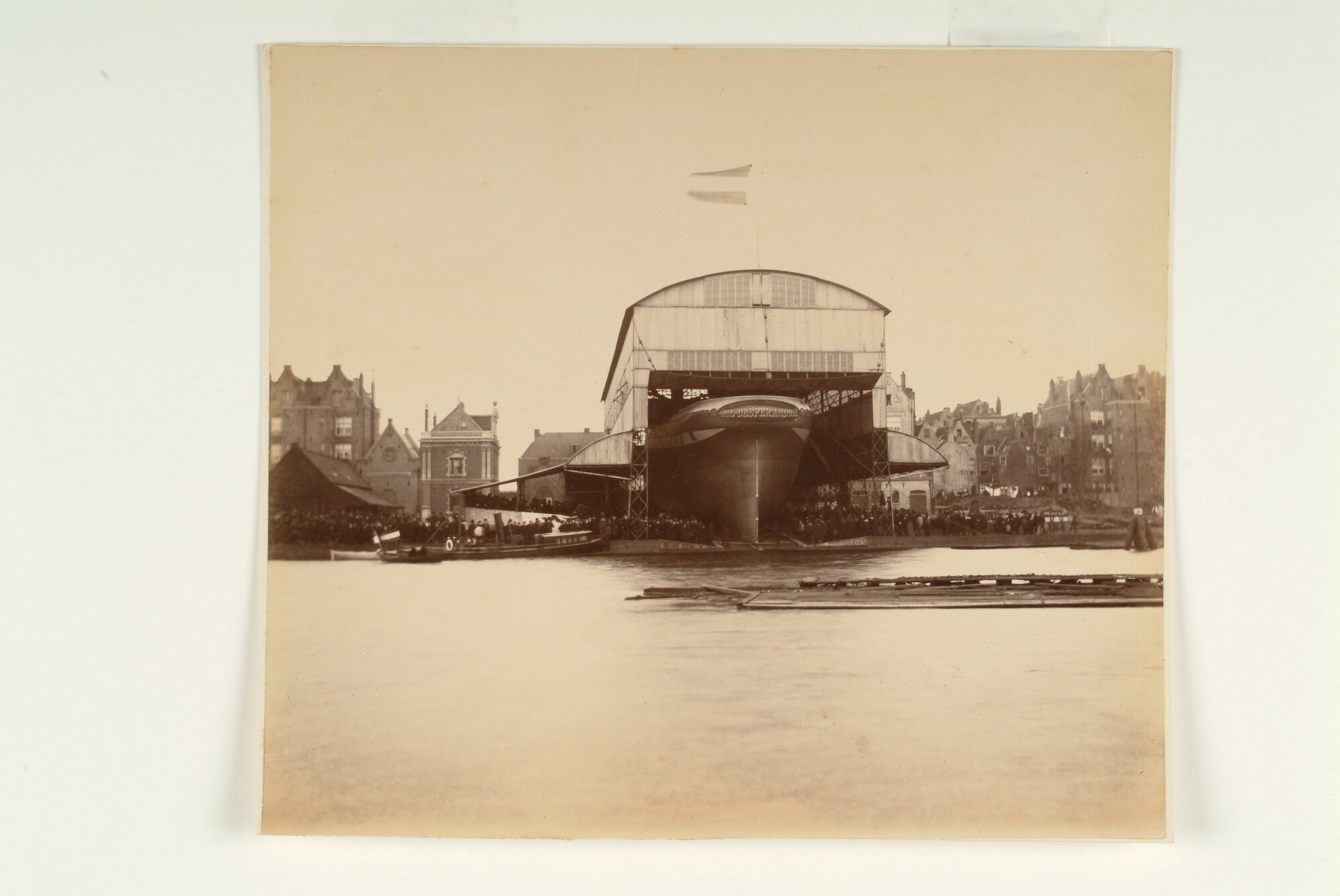A.0246(07)l; Foto van het stalen barkschip 'Nil Desperandum' kort voor en tijdens de tewaterlating. Gebouwd in opdracht van A. Hendrichs & Co; foto