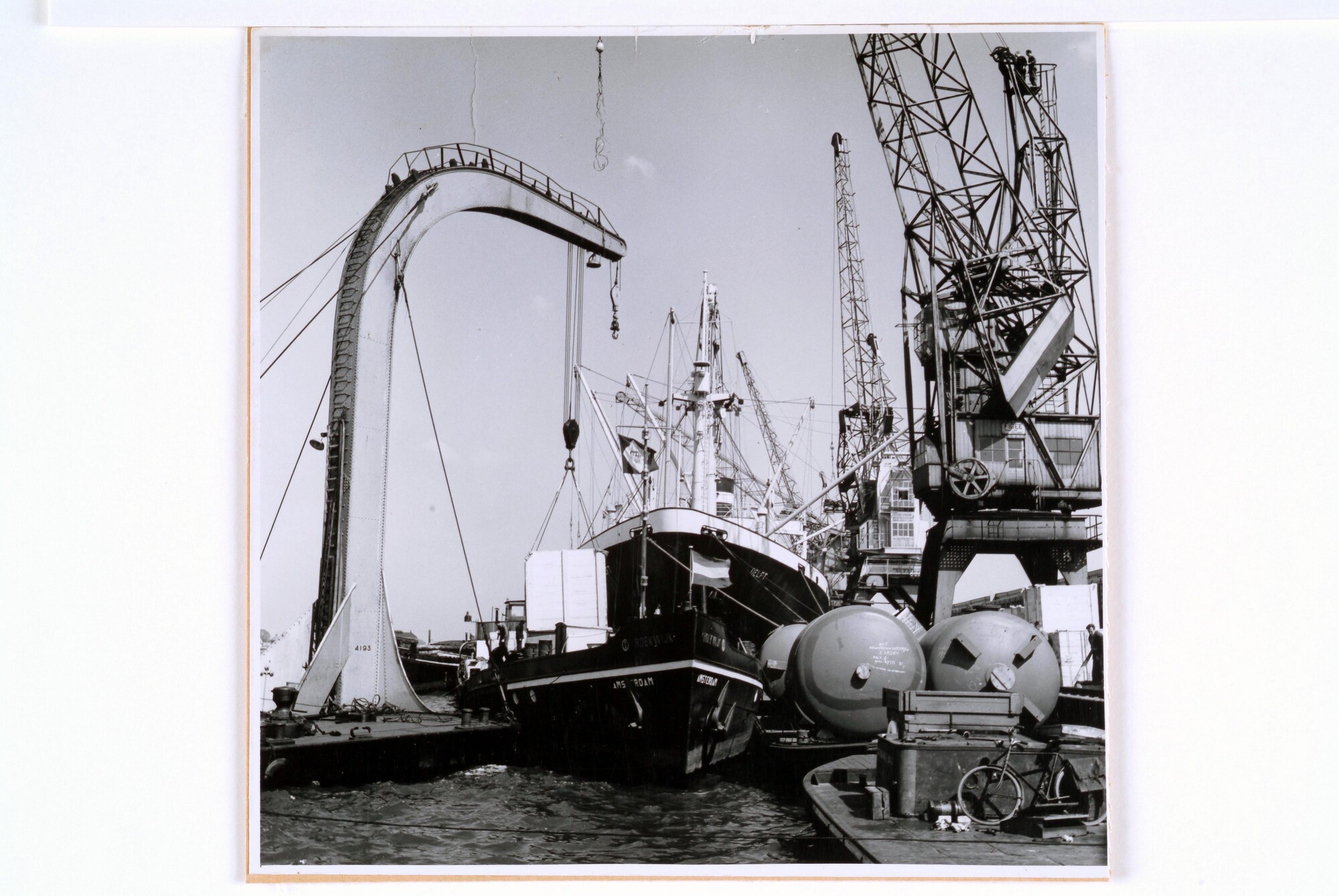 1998.0117; Vanuit het binnenvaartschip ms. 'Roekwijk' van de NRM worden met een drijvende kraan zware lasten getild; foto