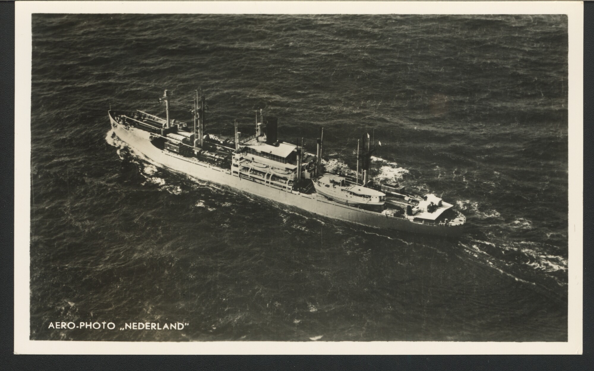 A.4509(124); Een luchtfoto van het vrachtschip ss. 'Salatiga' van de Koninklijke; prentbriefkaart