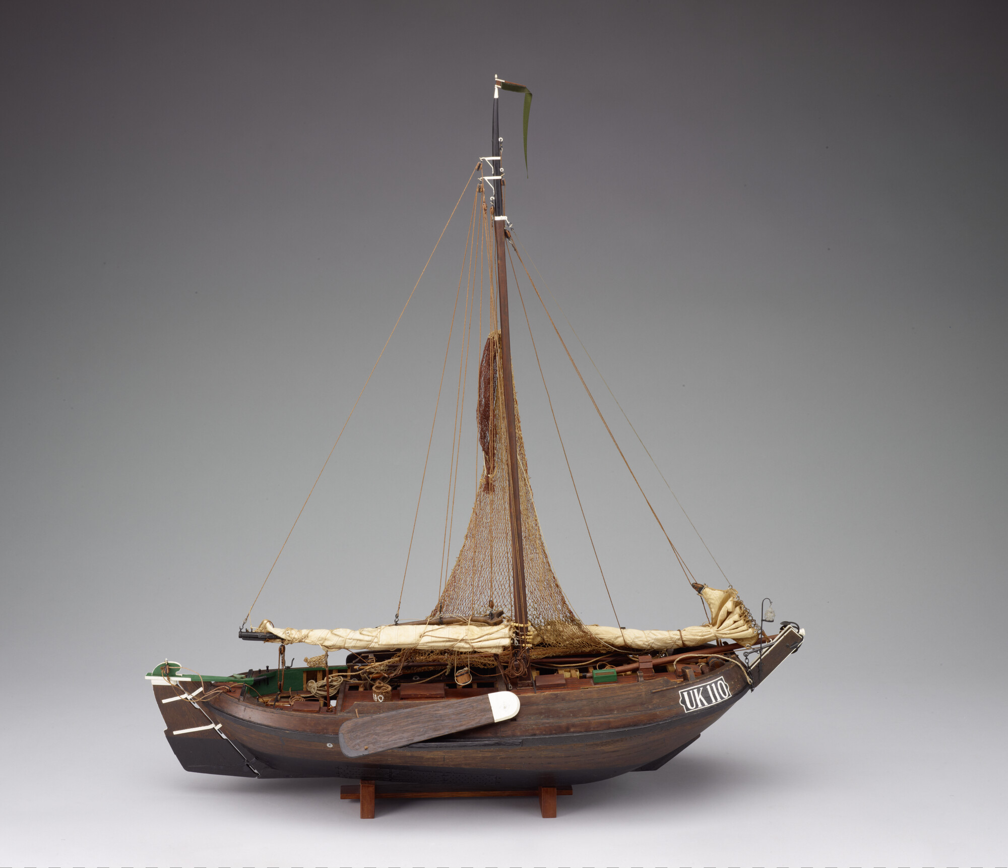 1999.0600; Model van de Noordzeeschokker UK 110; scheepsmodel