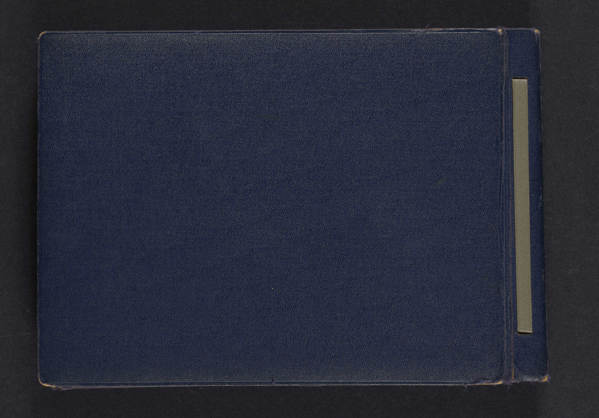 2021.0009; Fotoalbum van Joost Ossewaarde, 4e radiotelegrafist op walvismoederschip Willem Barendsz (II) en walvisjagers, met foto's van vangstseizoenen 1955-1956 en 1956-1957.; fotoalbum