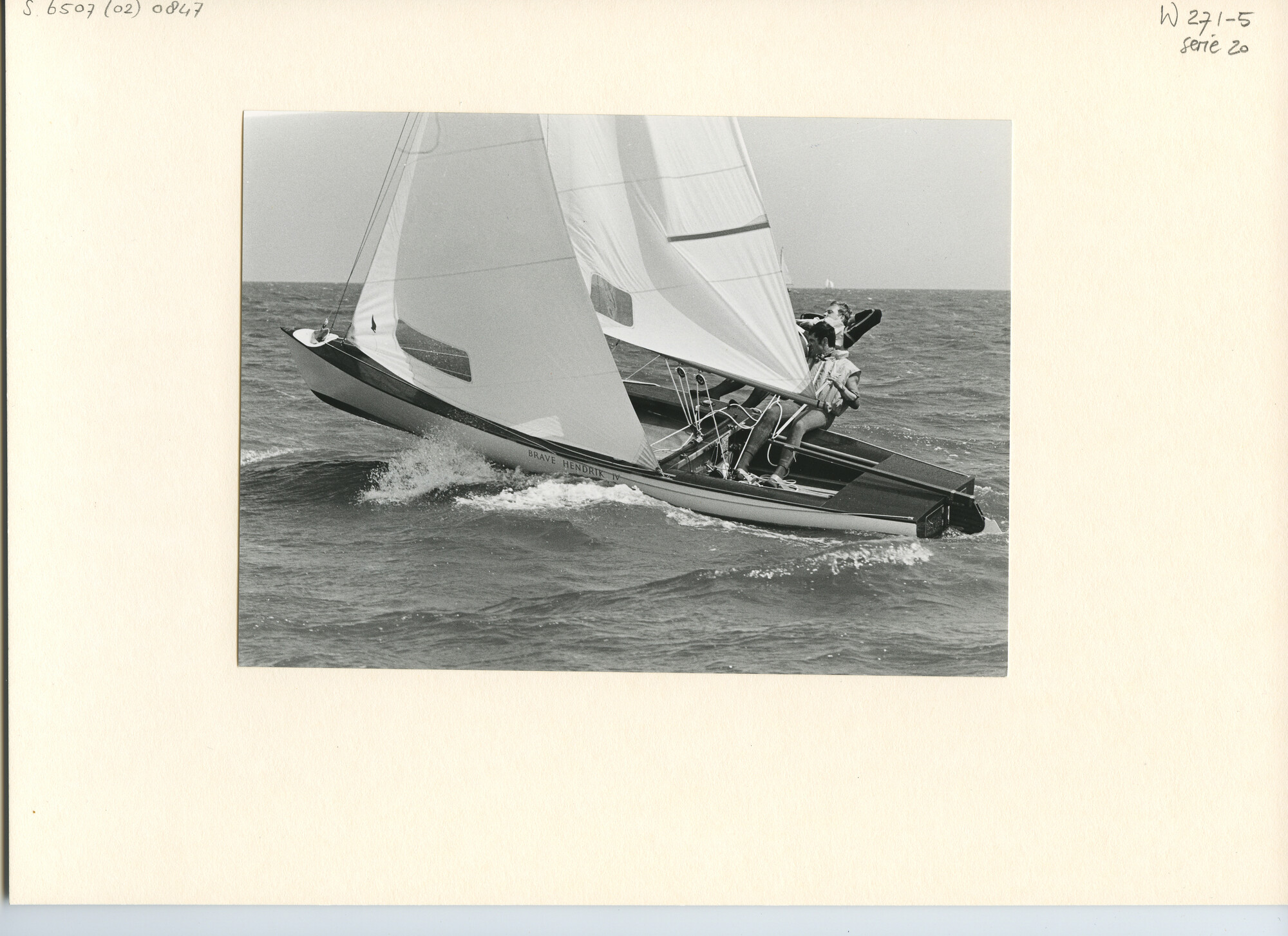 S.6507(02)0847.02; Zwart-wit foto van de FD nummer 230 in actie op de golven van het IJsselmeer; foto