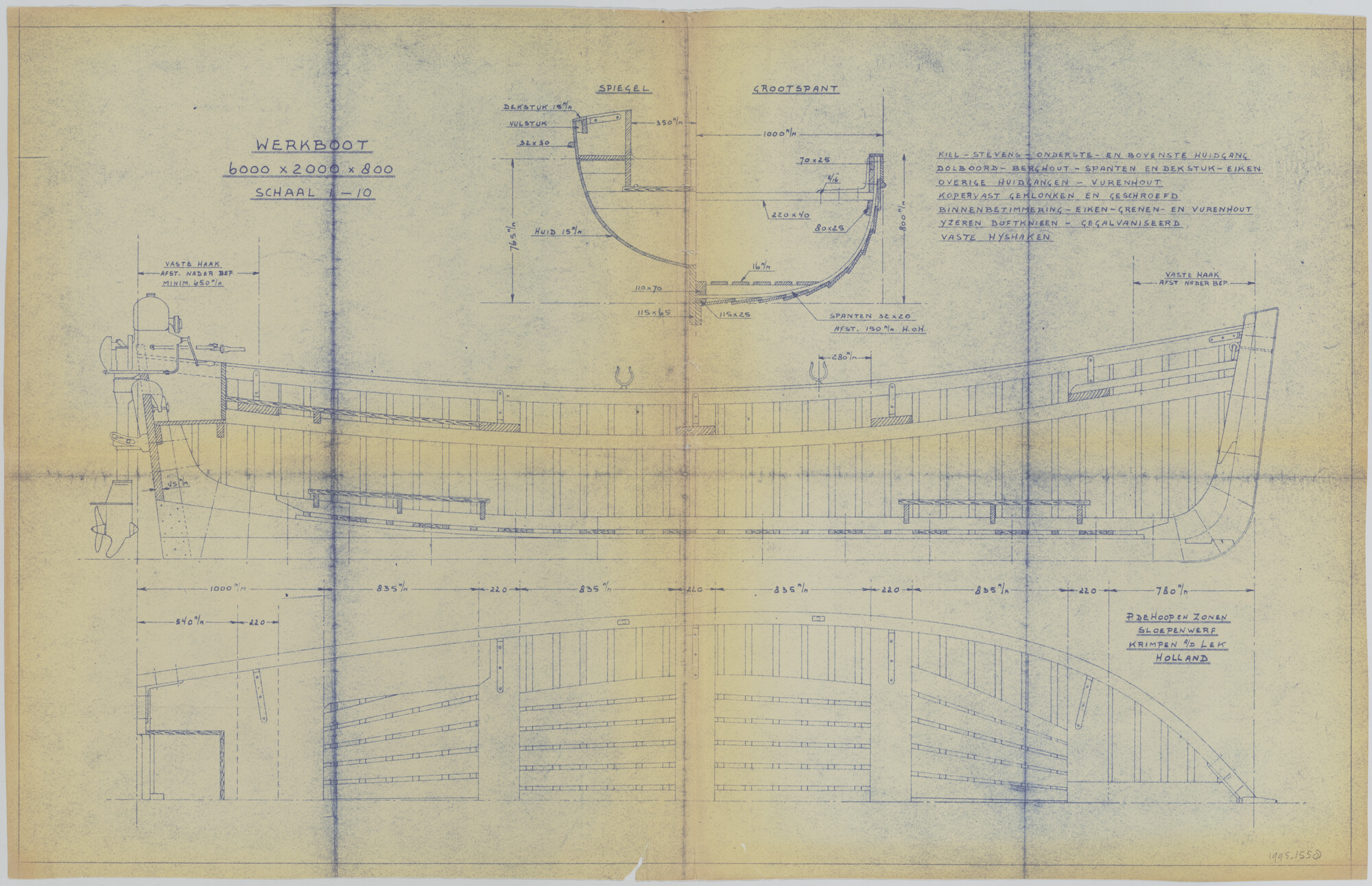1995.1558; Algemeen plan van een houten, overnaadse werkboot met bak voor aanhangmotor; technische tekening