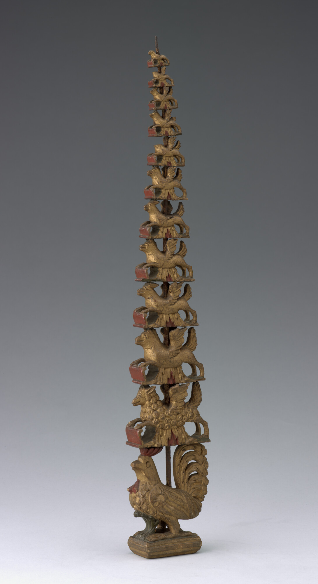 A.0346(01); Mastwortel met twaalf geledingen, in de vorm van een pyramide van dierenfiguren; masttopversiering