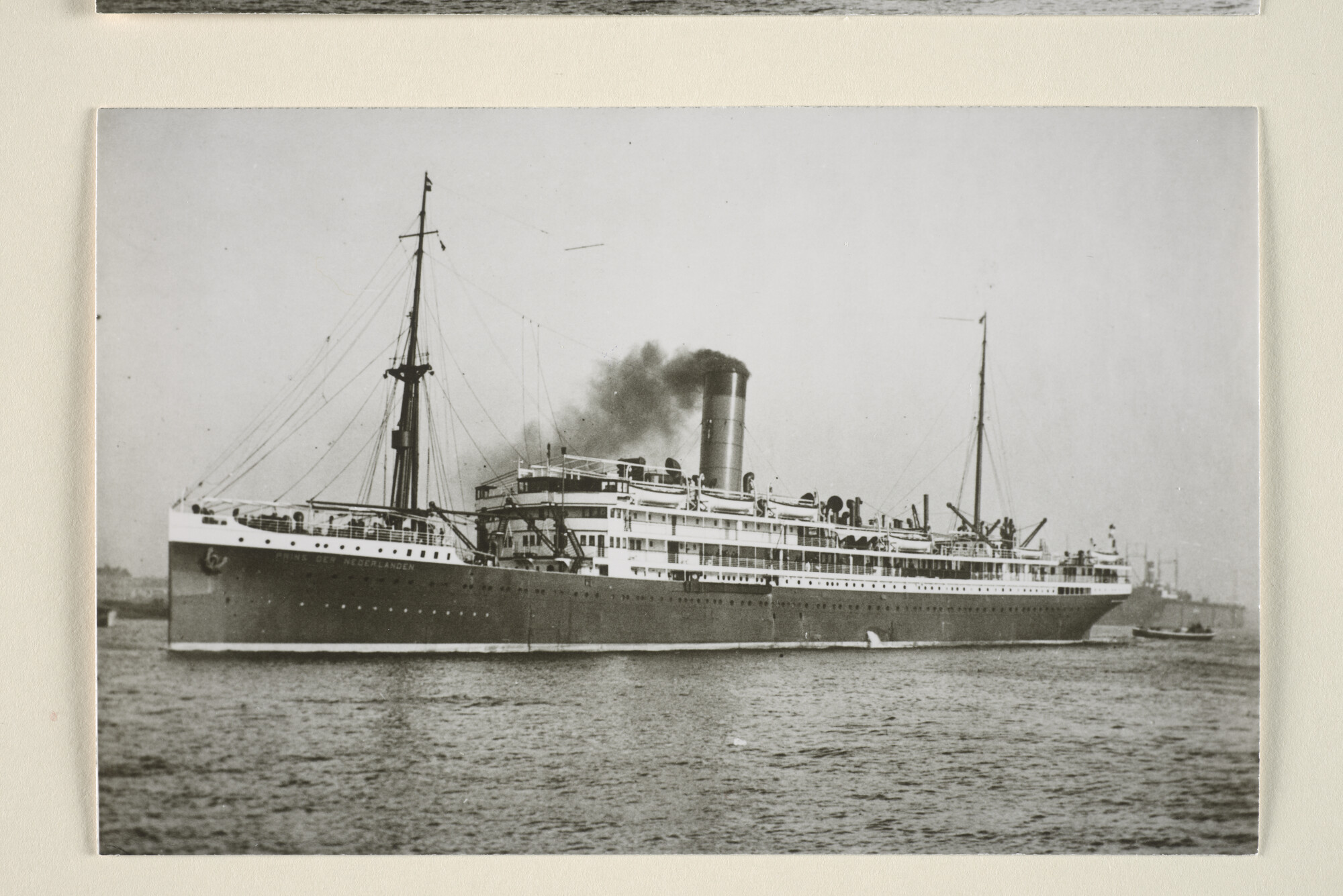 1995.4980; Reproductiefoto's van het vertrek van het mailschip ss. Prins der Nederlanden van de SMN; fotoreportage