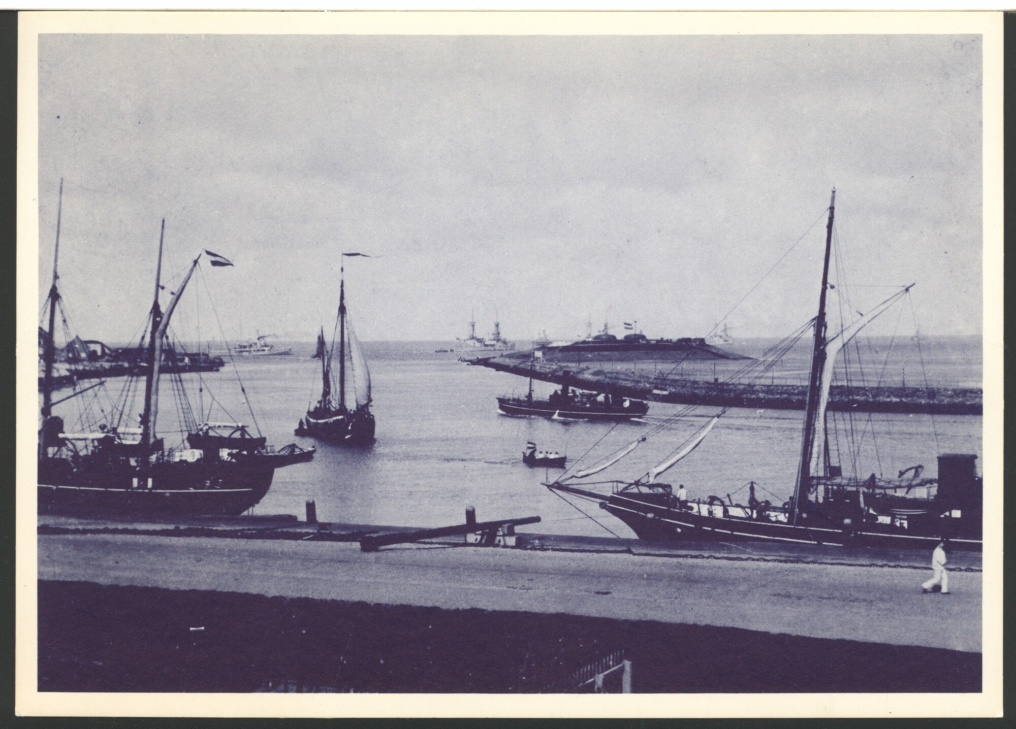 1993.4079; Gezicht op de haven van Den Helder met een Duits eskader op de reede, 1895; prentbriefkaart