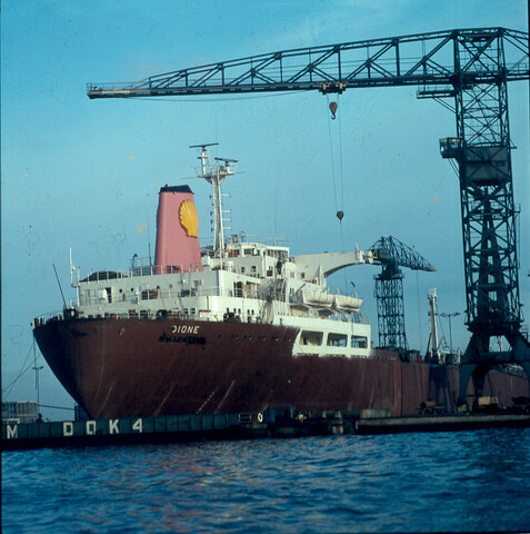 S.9100(2582); Dia van de tanker ts. Dione tijdens de afbouw in dok 4 van de NDSM te [...]; diapositief