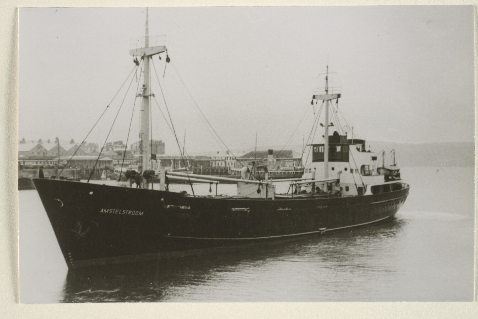 1995.6256; Het vrachtschip ms. 'Amstelstroom' van de Hollandsche Stoomboot Maatschappij verlaat vermoedelijk een Engelse haven [...]; foto