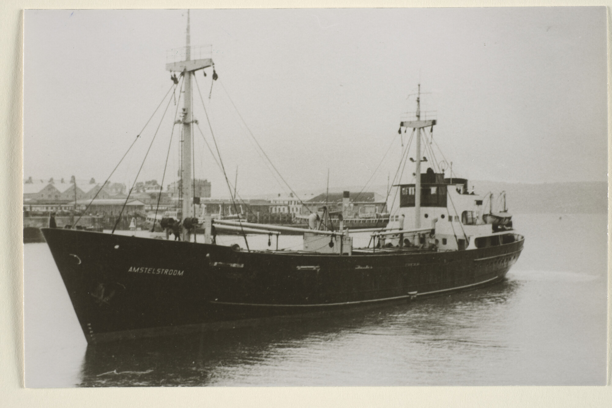 1995.6256; Het vrachtschip ms. 'Amstelstroom' van de Hollandsche Stoomboot Maatschappij verlaat vermoedelijk een Engelse haven; foto
