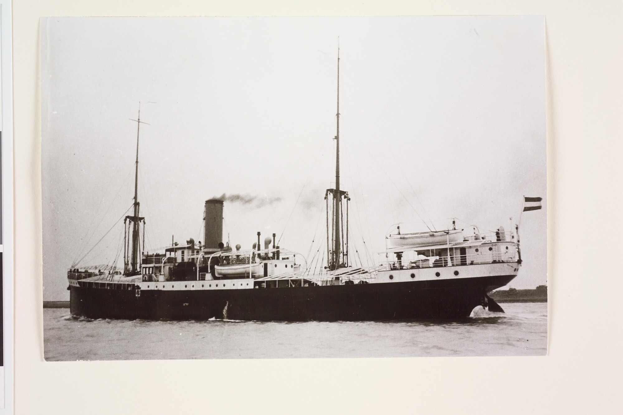 1994.1730; Fotos van het ss. Siberoet bij het vertrek naar zee voor de proefvaart [...]; fotoreportage