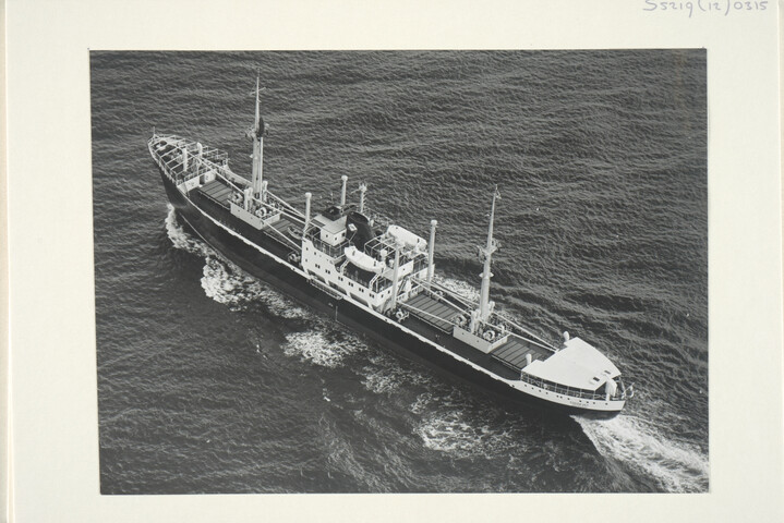 S.5219(12)0315; Foto's van de proeftocht van het vrachtschip ms. 'Togokust' gebouwd op de dwarshelling van de ASMmet hoge vaart op zee; fotoreportage
