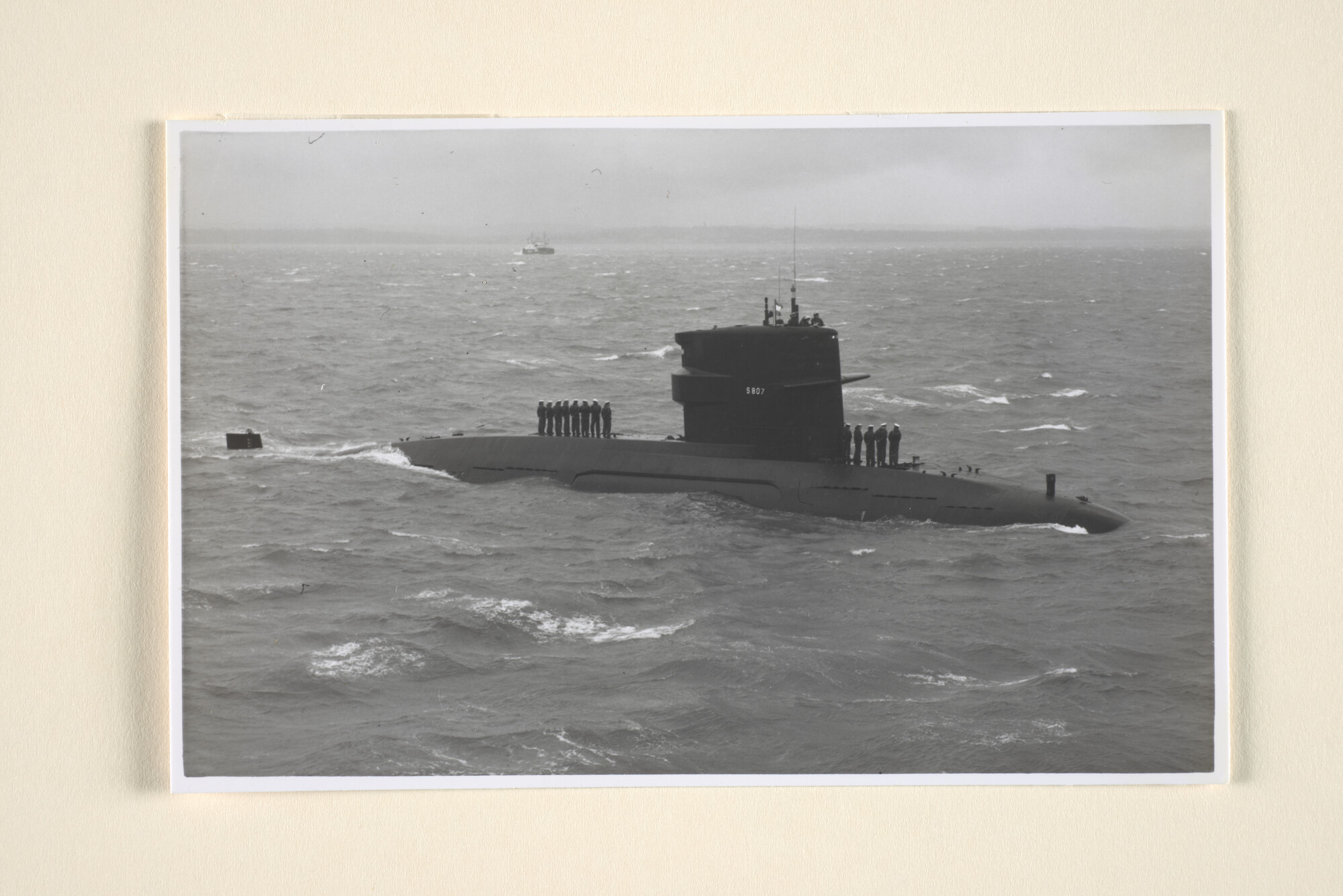 1996.0676; De onderzeeboot Hr.Ms. Tijgerhaai (S 807) gezien bij aankomst te Portsmouth [...]; foto