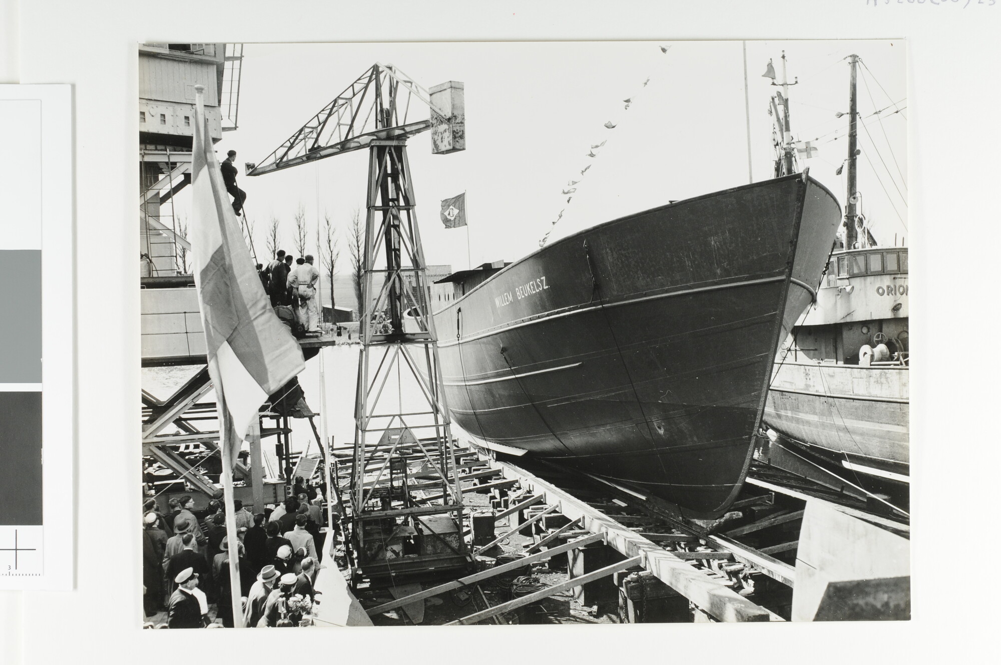 A.5260(08)23; De tewaterlating van het visserij-onderzoeksvaartuig 'Willem Beukelsz' ; foto