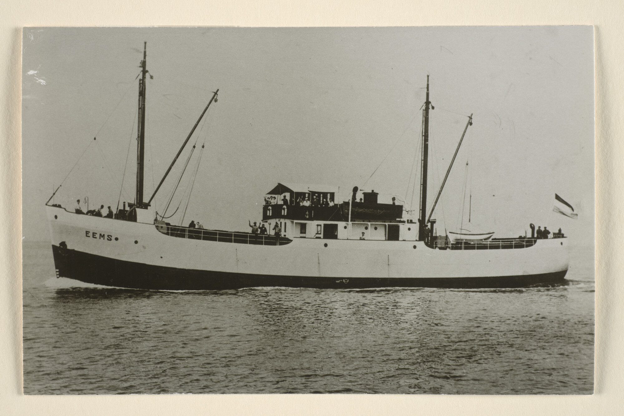 1996.2076; De coaster ms. 'Eems' van C. Bos te Delfzijl vaart op zee; foto