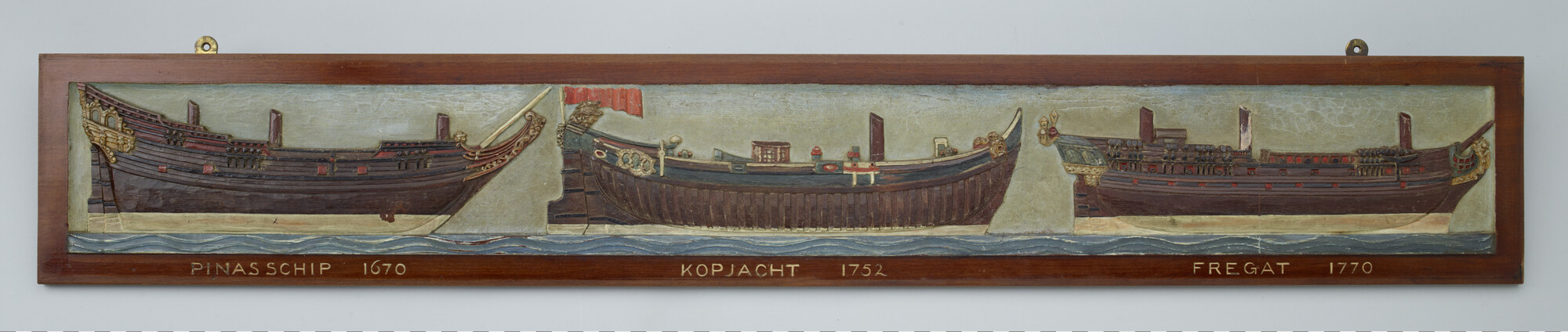 2005.2584; Houten reliëf met drie scheepstypen, afkomstig van de Oranje; scheepssier